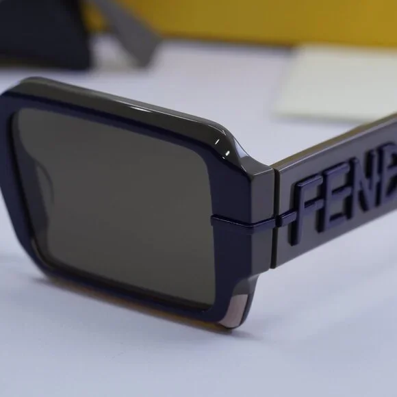 Fendi FE40073U 50E FENDI GRAPHY Rectangle Sunglasses - Brown